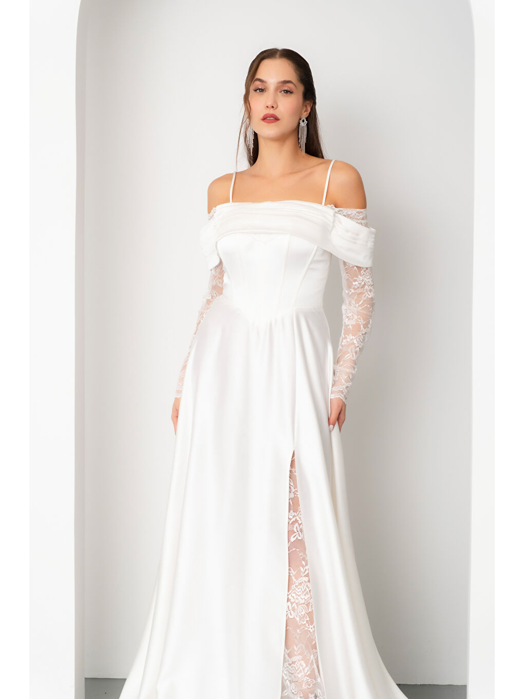 Kadın Beyaz Dantel Detaylı Uzun Saten Abiye Elbise-2