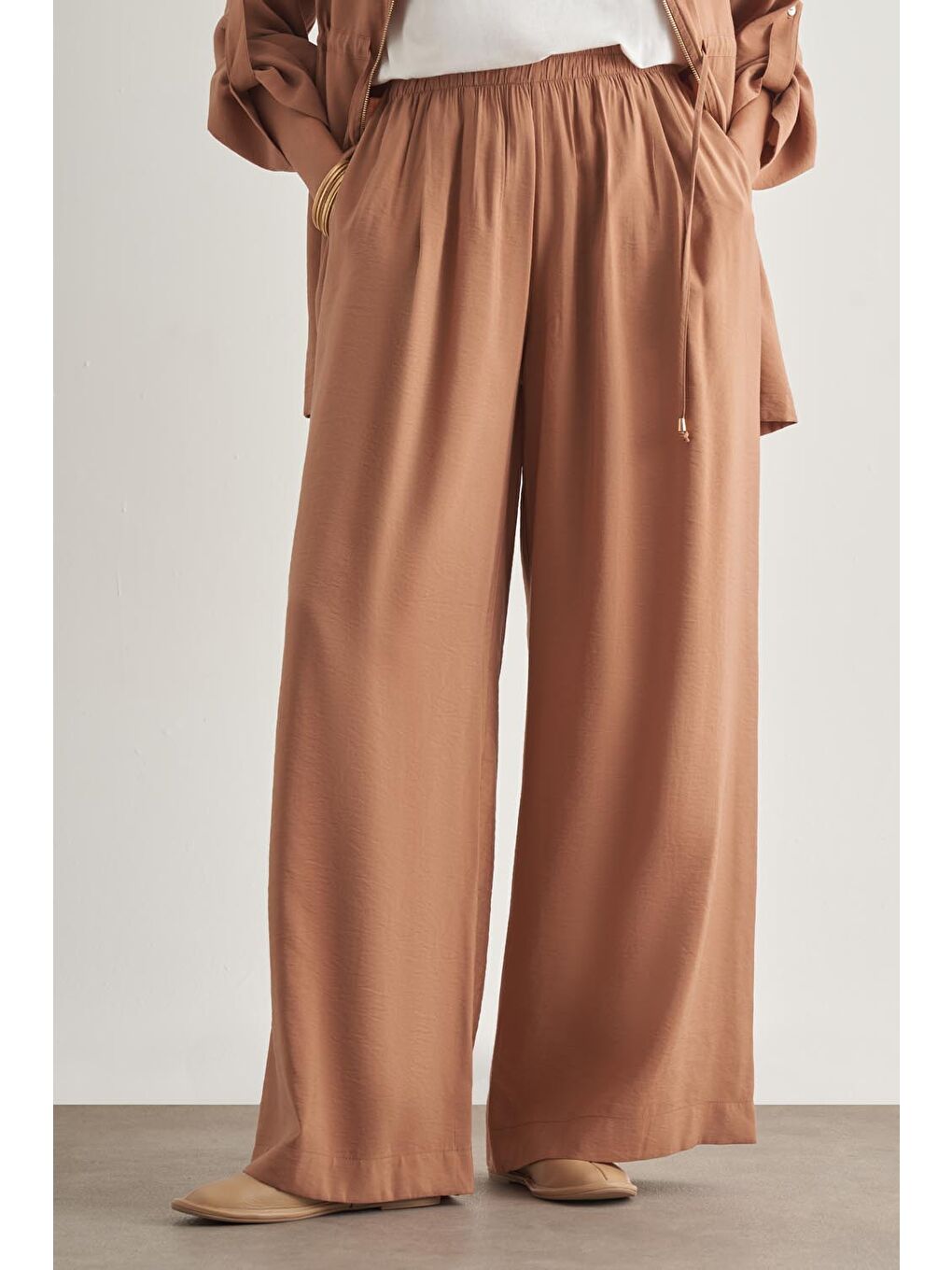 Kahverengi Modal Karışımlı Rahat Kesim Beli Lastikli Camel Pantolon