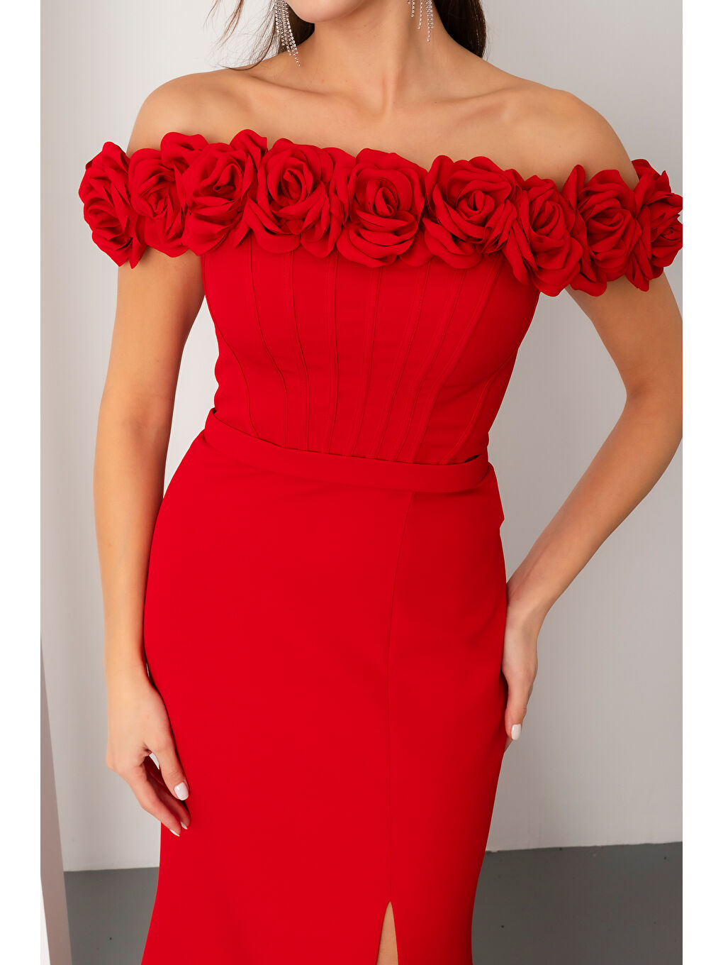 Kadın Kırmızı Çiçek Detay Yırtmaçlı Uzun Abiye Elbise-4