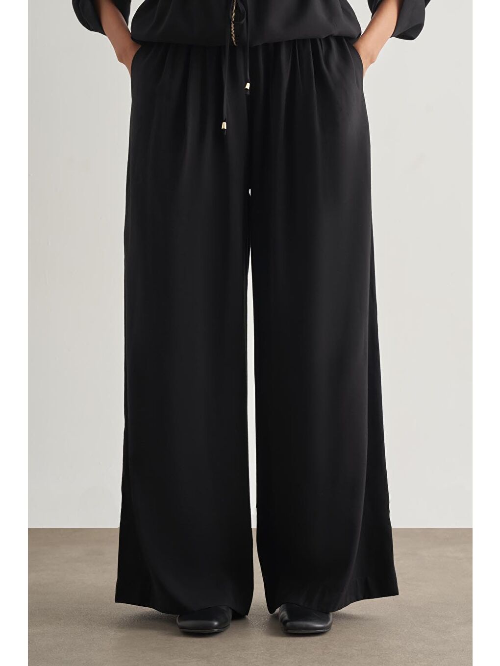 Modal Karışımlı Rahat Kesim Beli Lastikli Siyah Pantolon