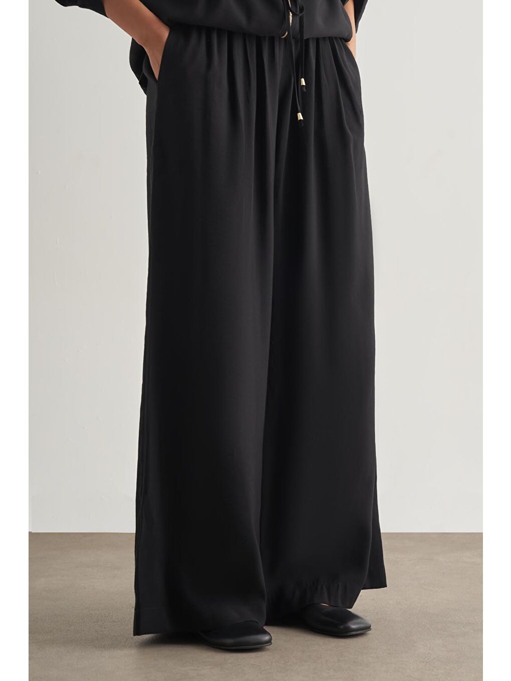 Modal Karışımlı Rahat Kesim Beli Lastikli Siyah Pantolon-2