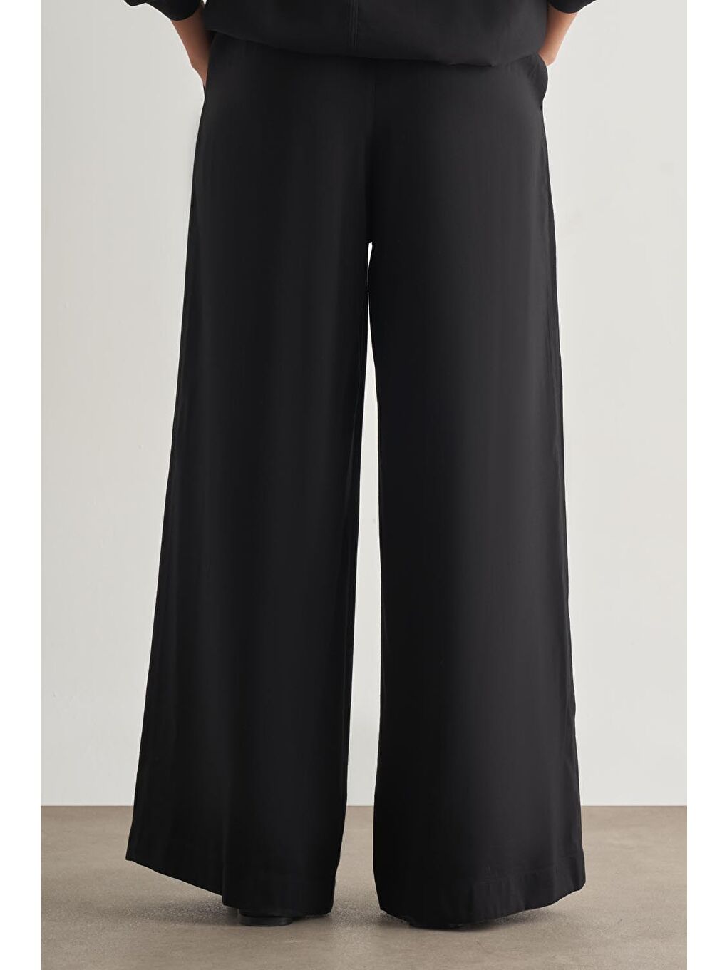 Modal Karışımlı Rahat Kesim Beli Lastikli Siyah Pantolon-3