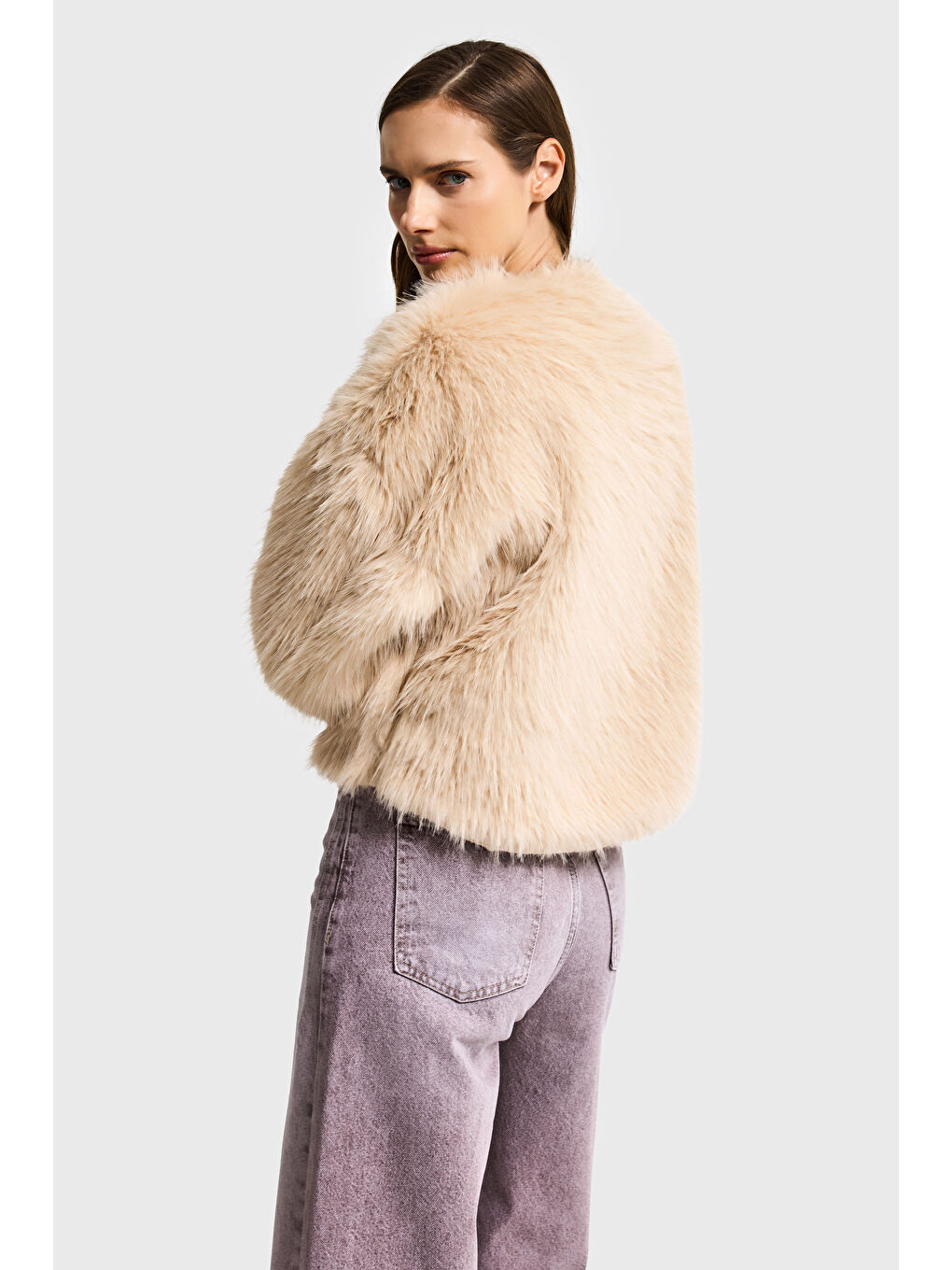 Kadın Krem Bej İçi Astarlı Crop Fit Pelüşlü Kürk Mont-5