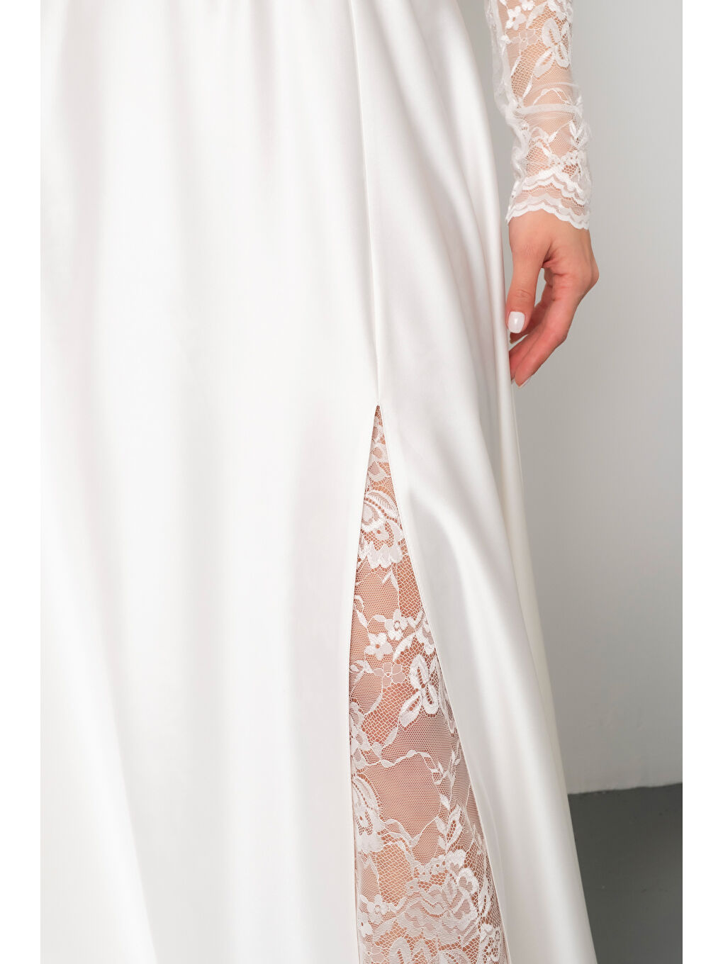 Kadın Beyaz Dantel Detaylı Uzun Saten Abiye Elbise-3