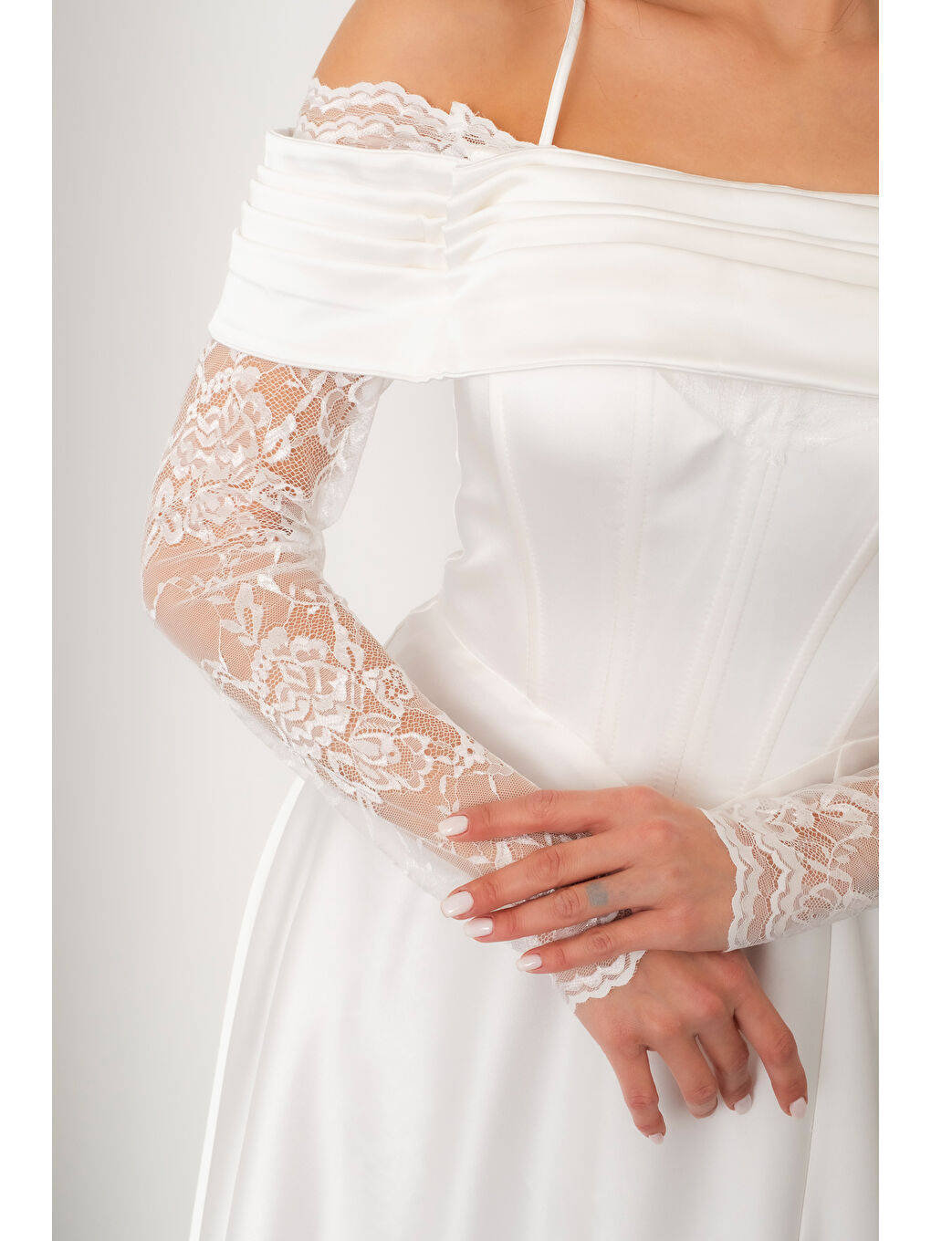 Kadın Beyaz Dantel Detaylı Uzun Saten Abiye Elbise-4