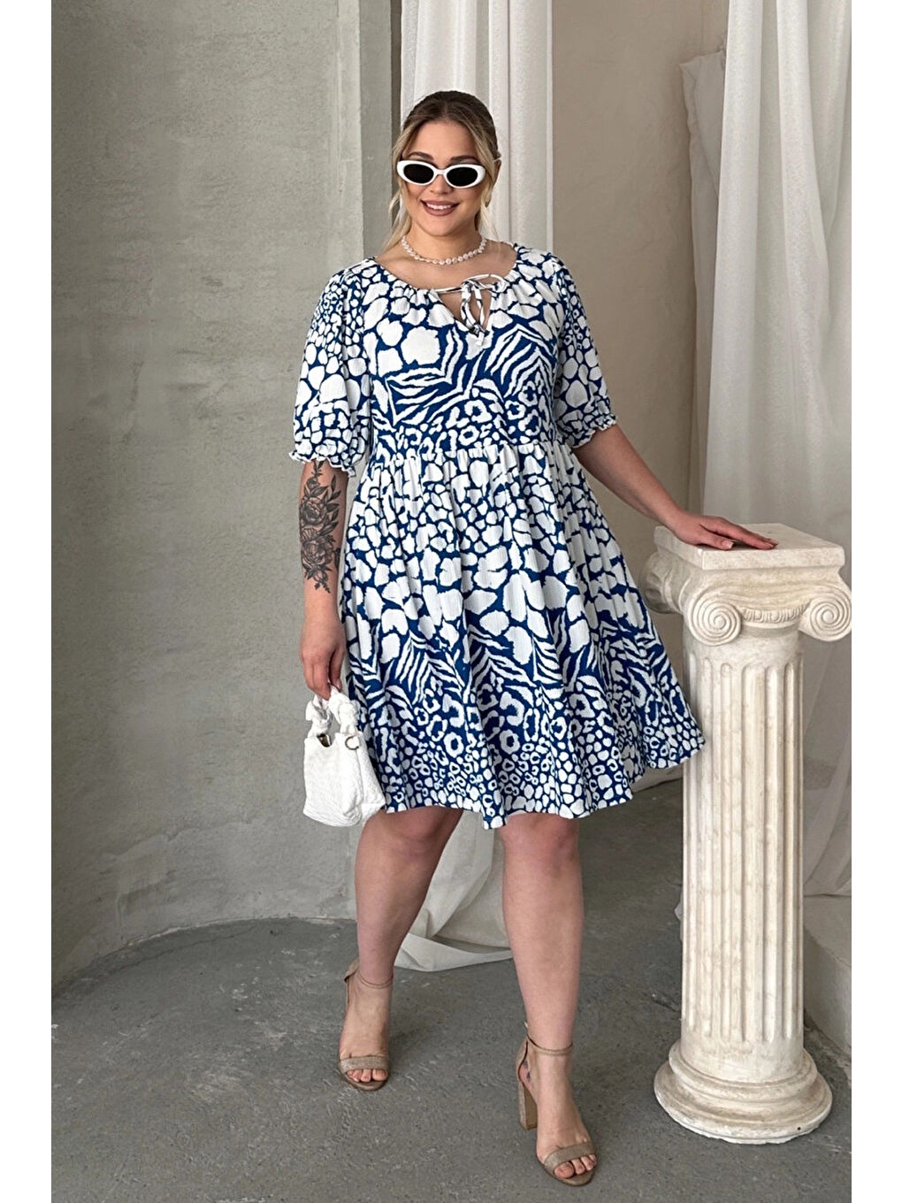 Beyaz Büyük Beden Önü Bağlamalı Yarım Kollu Desenli Mini Elbise 101-9-1