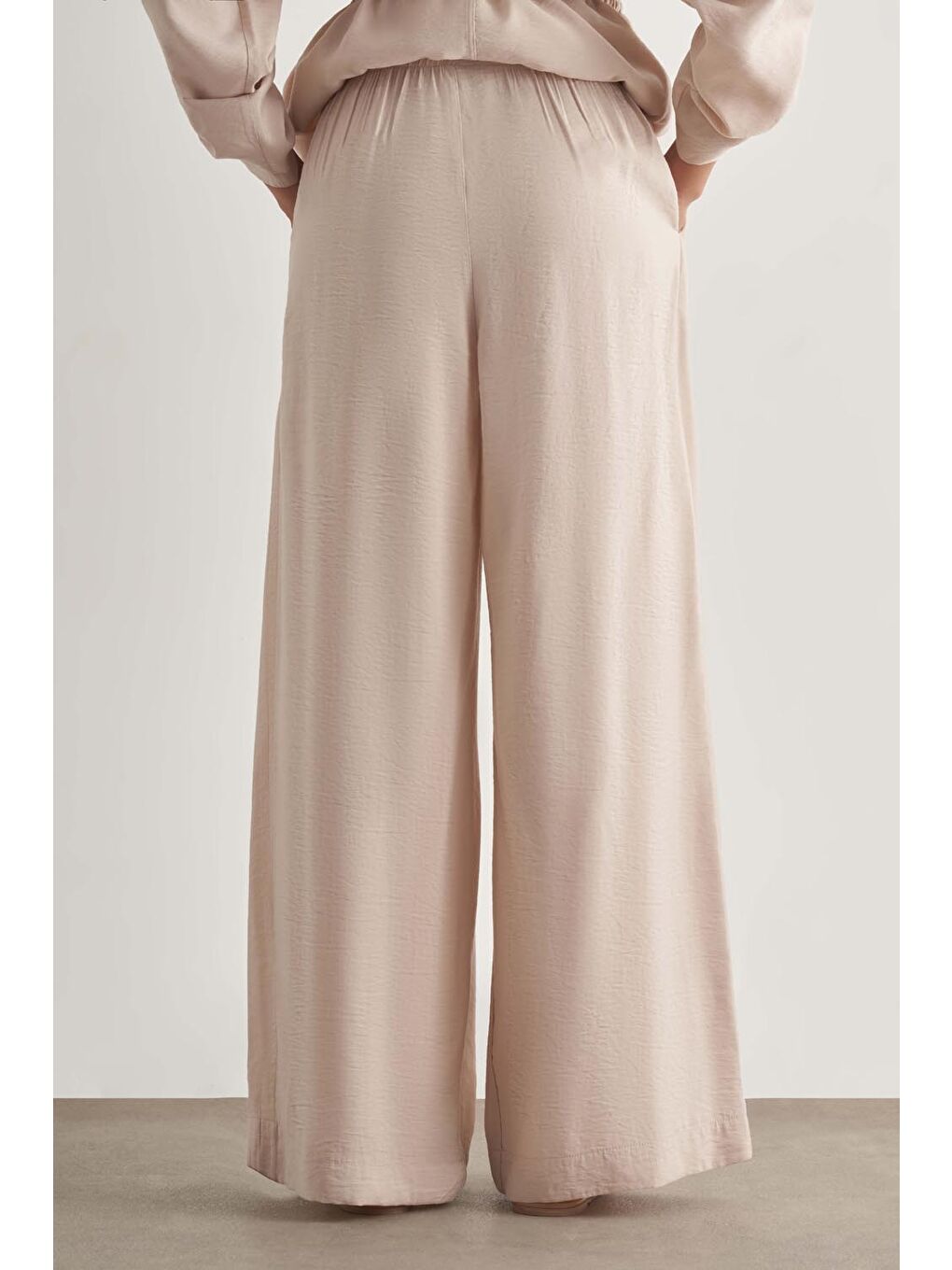 Modal Karışımlı Rahat Kesim Beli Lastikli Bej Rengi Pantolon-1