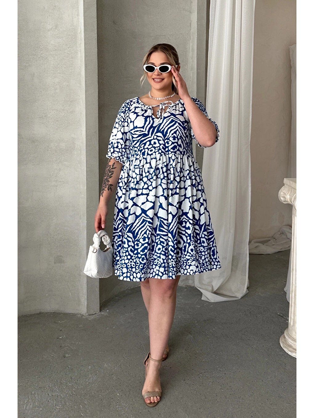 Beyaz Büyük Beden Önü Bağlamalı Yarım Kollu Desenli Mini Elbise 101-9-3