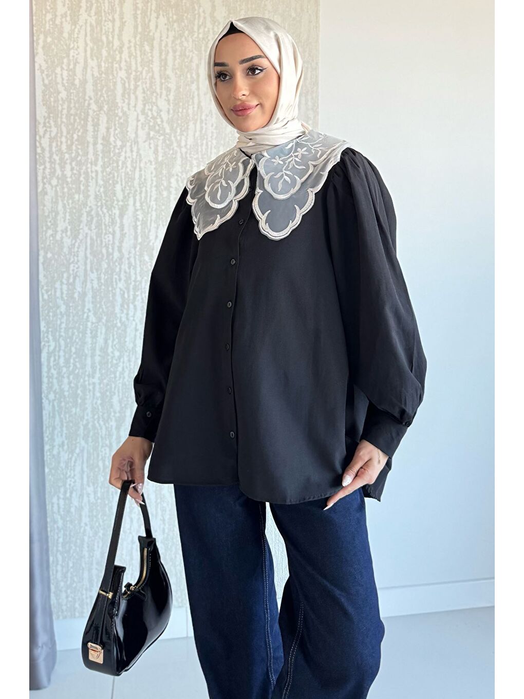 Siyah Yakası Tül İşlemeli Tesettür Gömlek-1