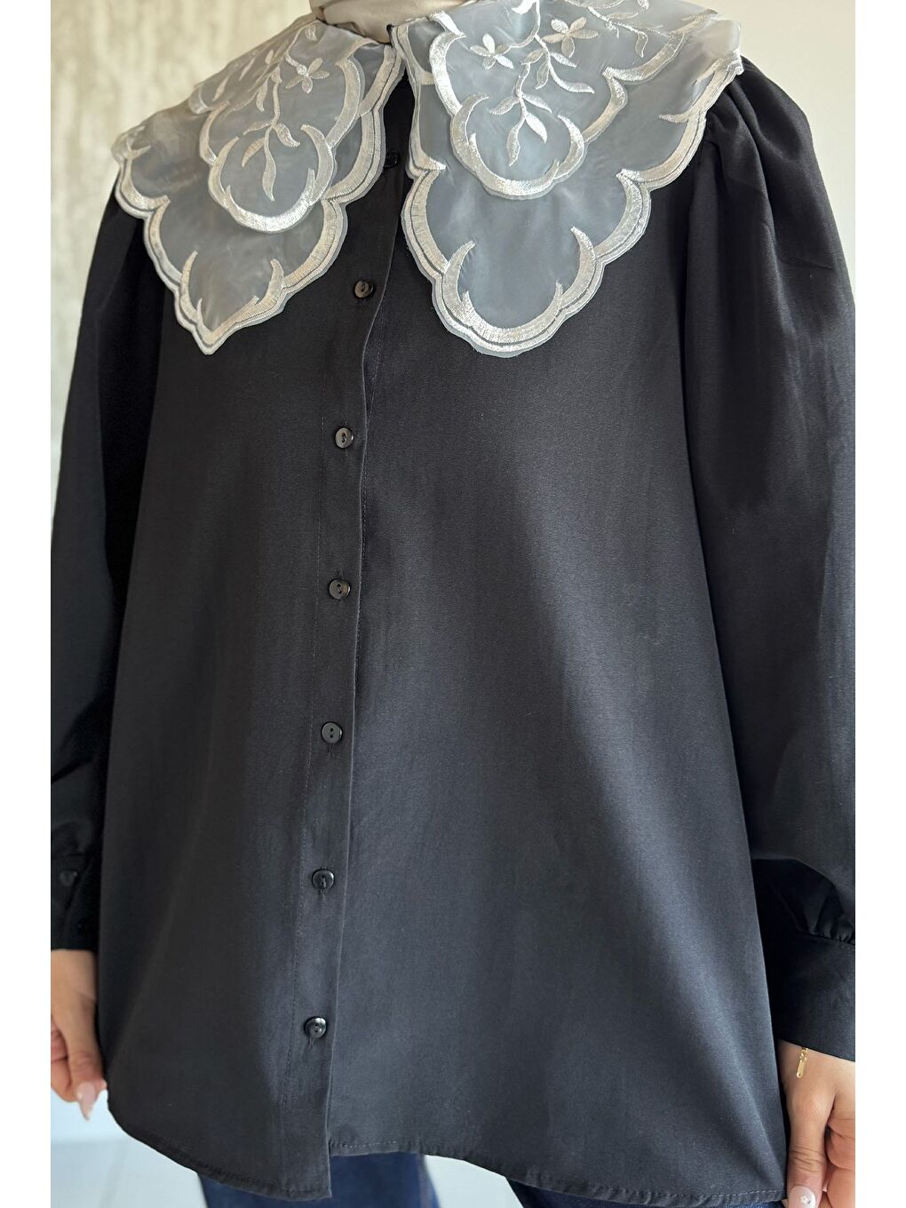 Siyah Yakası Tül İşlemeli Tesettür Gömlek-2