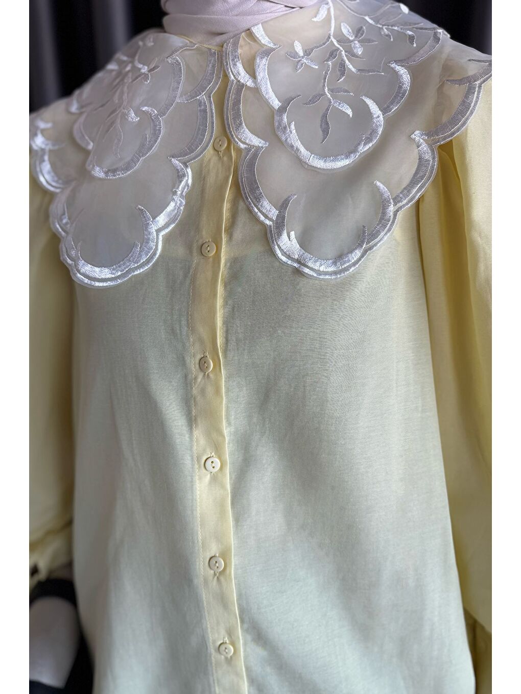 Sarı Yakası Tül İşlemeli Tesettür Gömlek-4