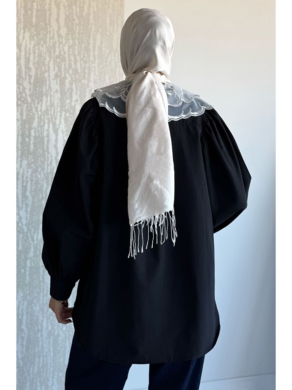 Siyah Yakası Tül İşlemeli Tesettür Gömlek-3