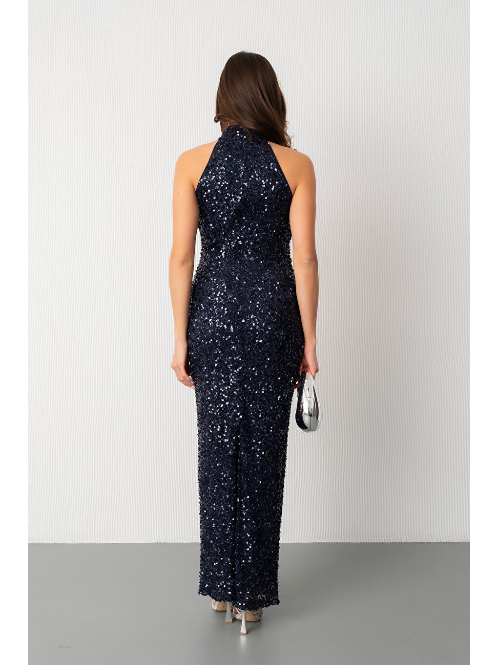 Kadın Lacivert Halter Yaka Pul Payet Uzun Abiye Elbise-5