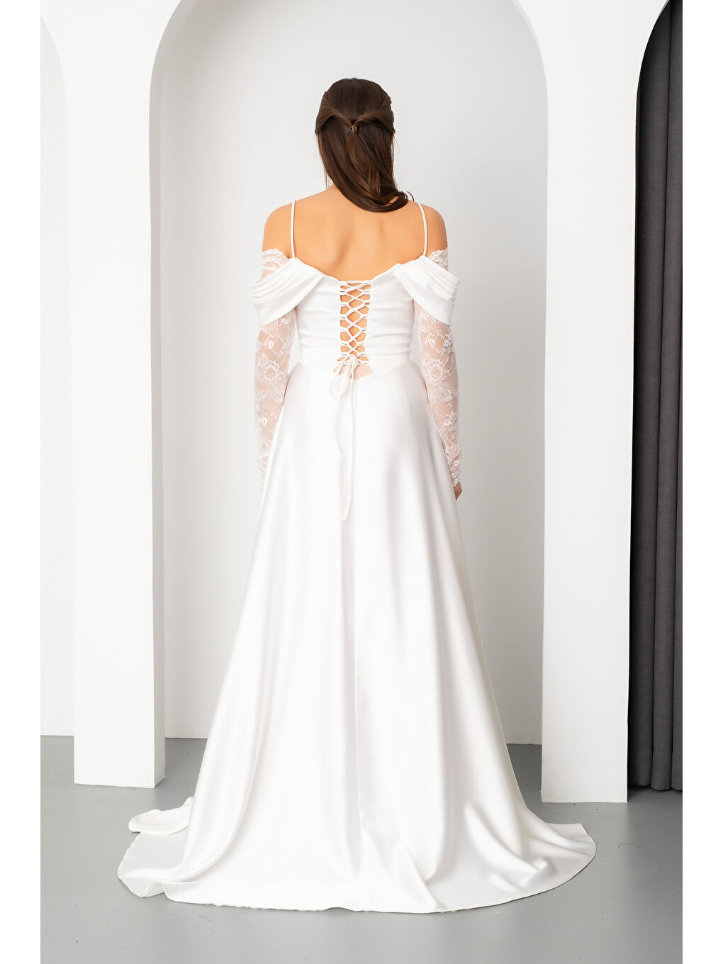 Kadın Beyaz Dantel Detaylı Uzun Saten Abiye Elbise-5