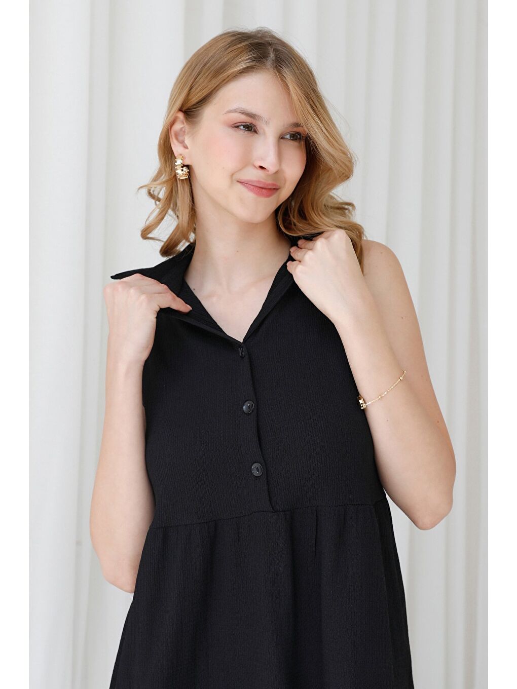 Siyah Bürümcük Kumaş Polo Yaka Yarım Düğmeli Elbise-4