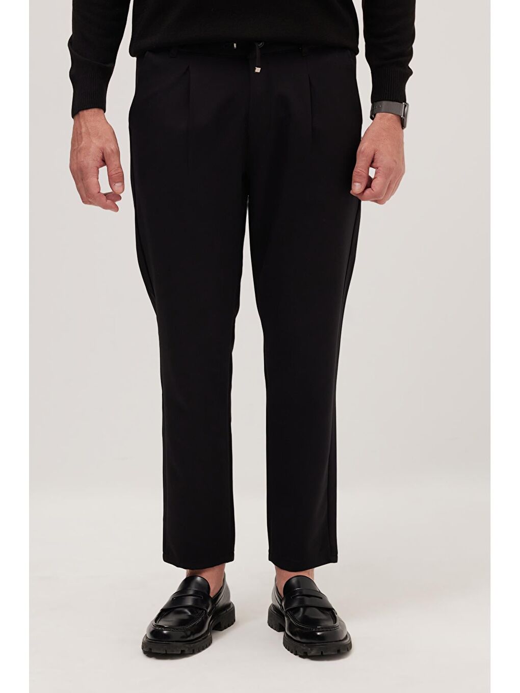 Erkek Slim Fit Dar Kesim Lastikli Bel Bağcık Detaylı Pileli Siyah Pantolon