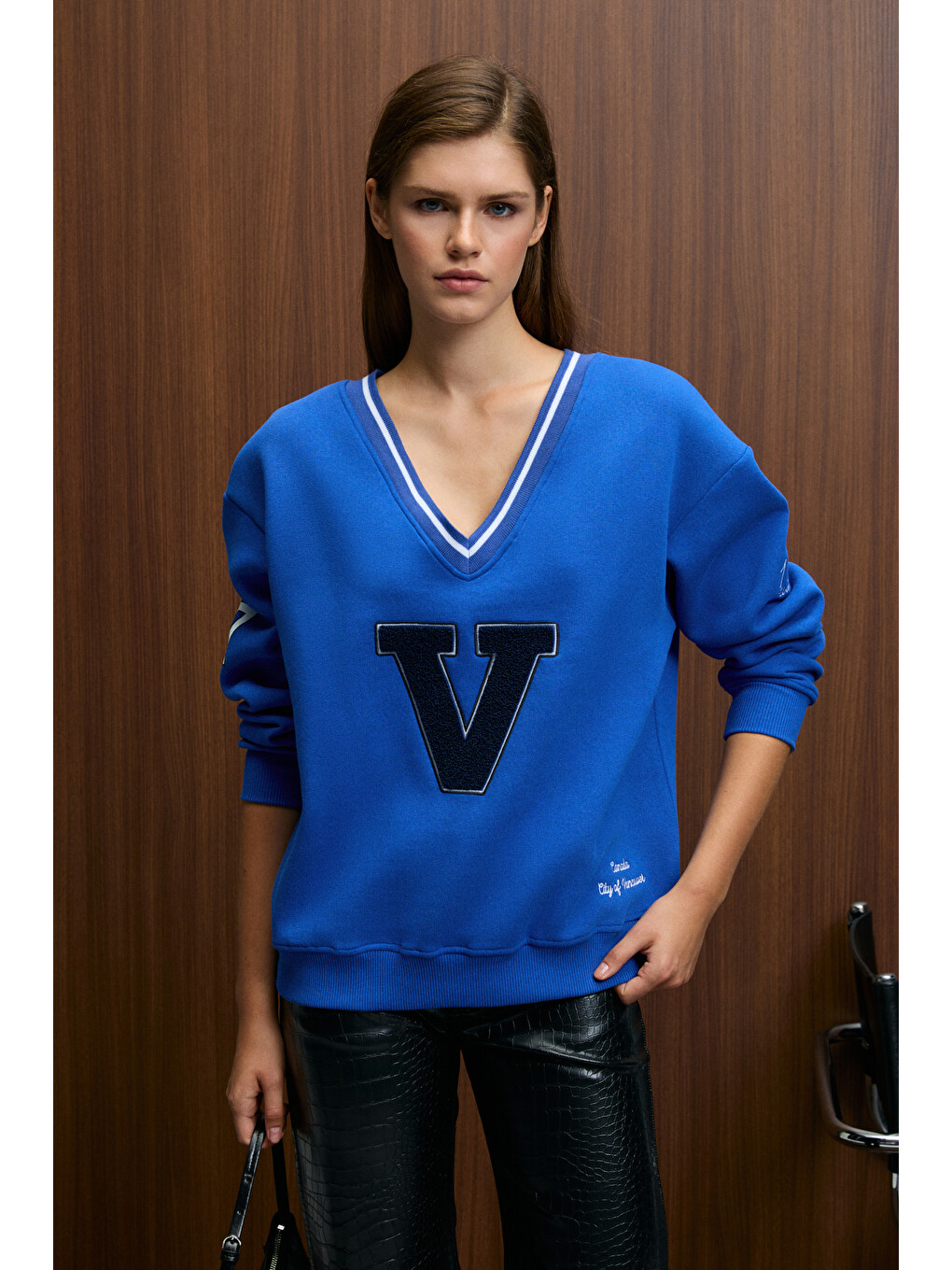 Dıvıne Kadın V Yakalı Nakış Ve Patch Detaylı Mavi Sweatshirt