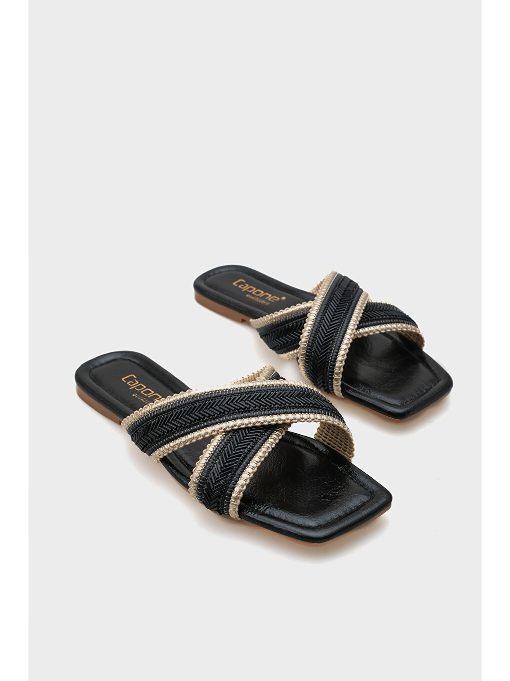 Siyah Ketty Düz Topuklu Parlak Küt Burunlu Çapraz Bantlı Kadın Terlik