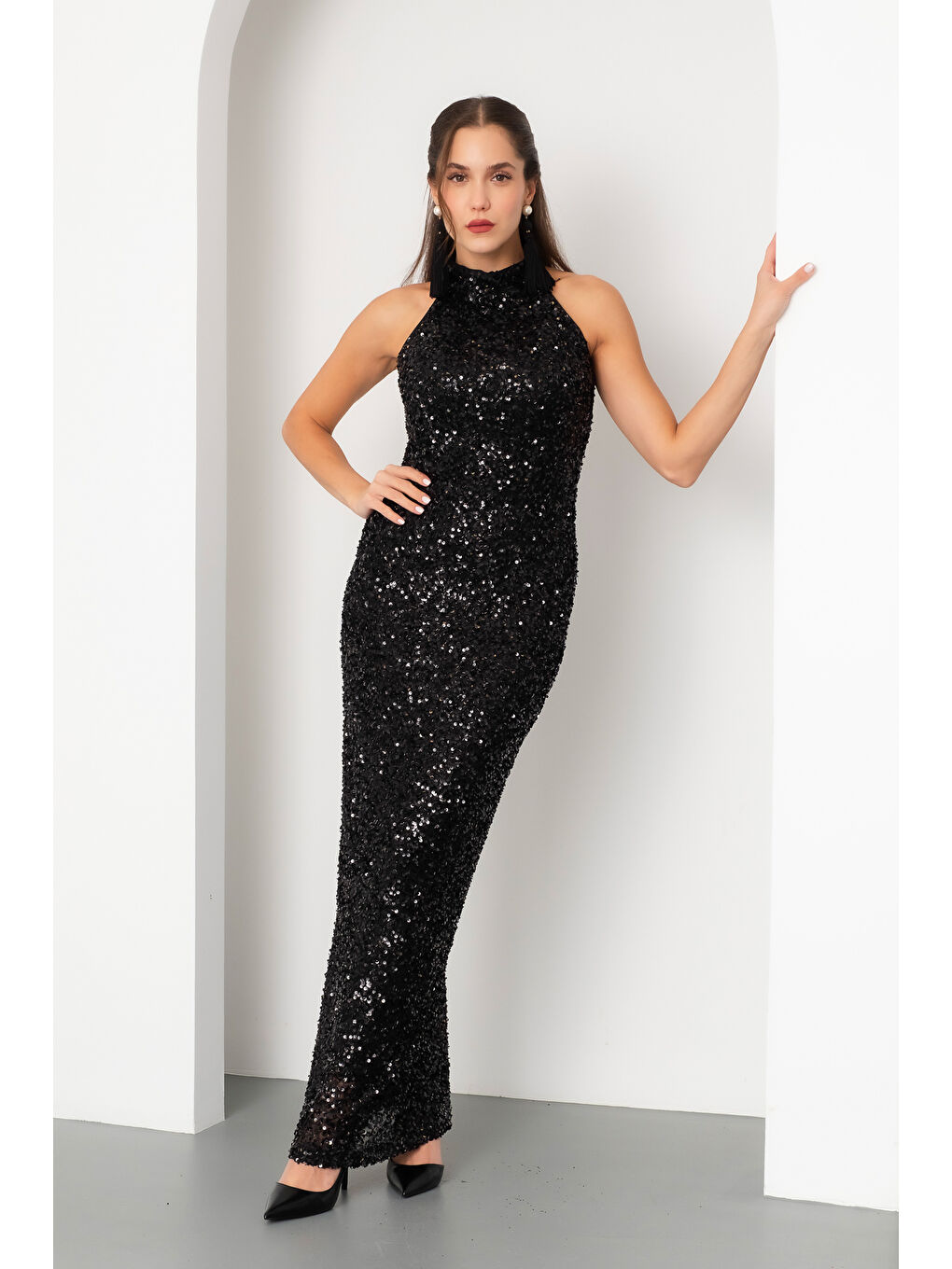 Kadın Siyah Halter Yaka Pul Payet Uzun Abiye Elbise