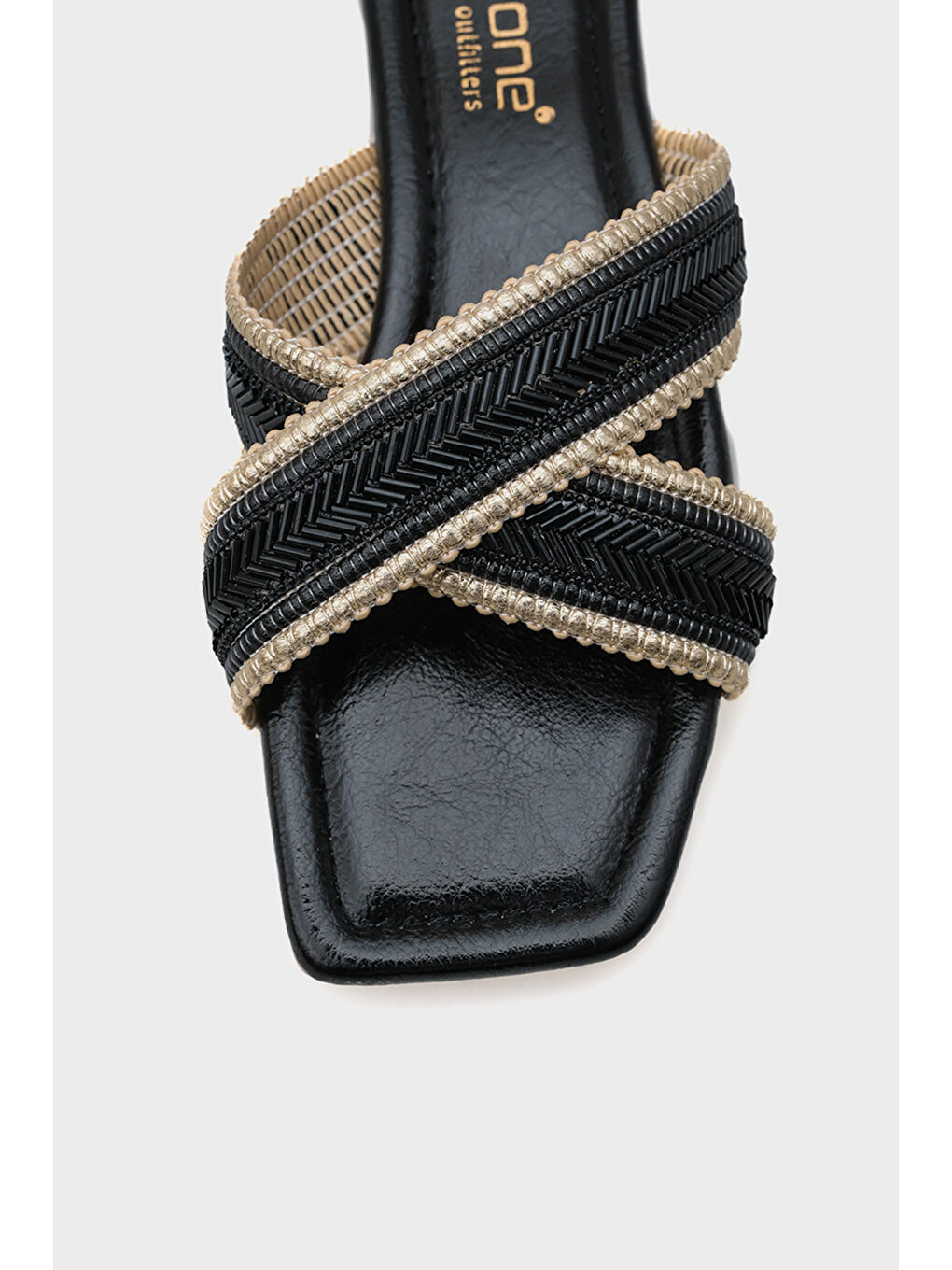 Siyah Ketty Düz Topuklu Parlak Küt Burunlu Çapraz Bantlı Kadın Terlik-1