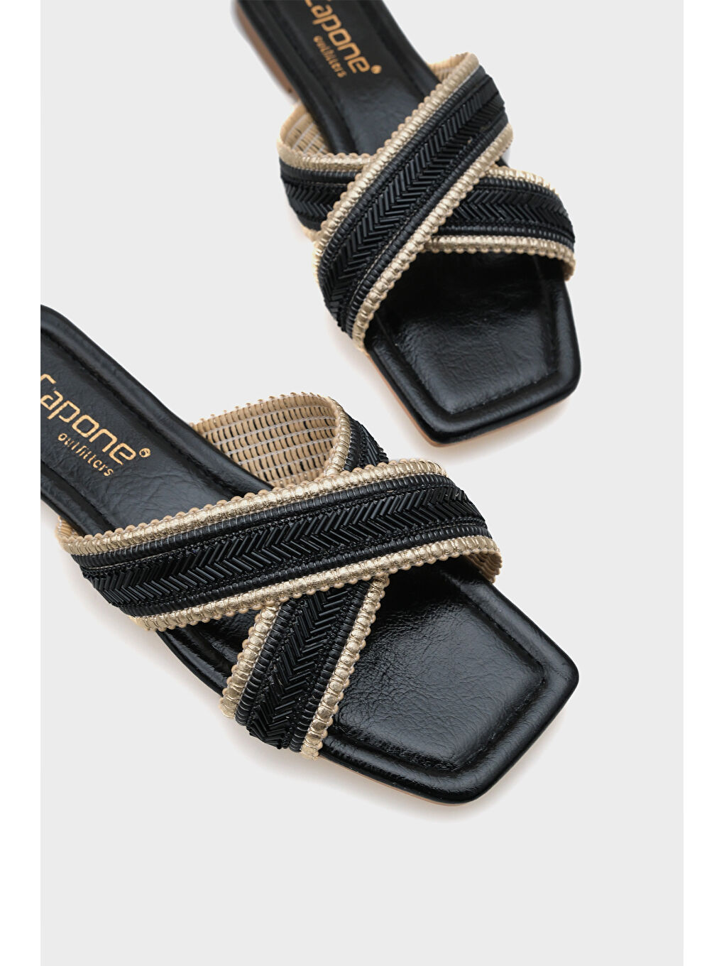 Siyah Ketty Düz Topuklu Parlak Küt Burunlu Çapraz Bantlı Kadın Terlik-2