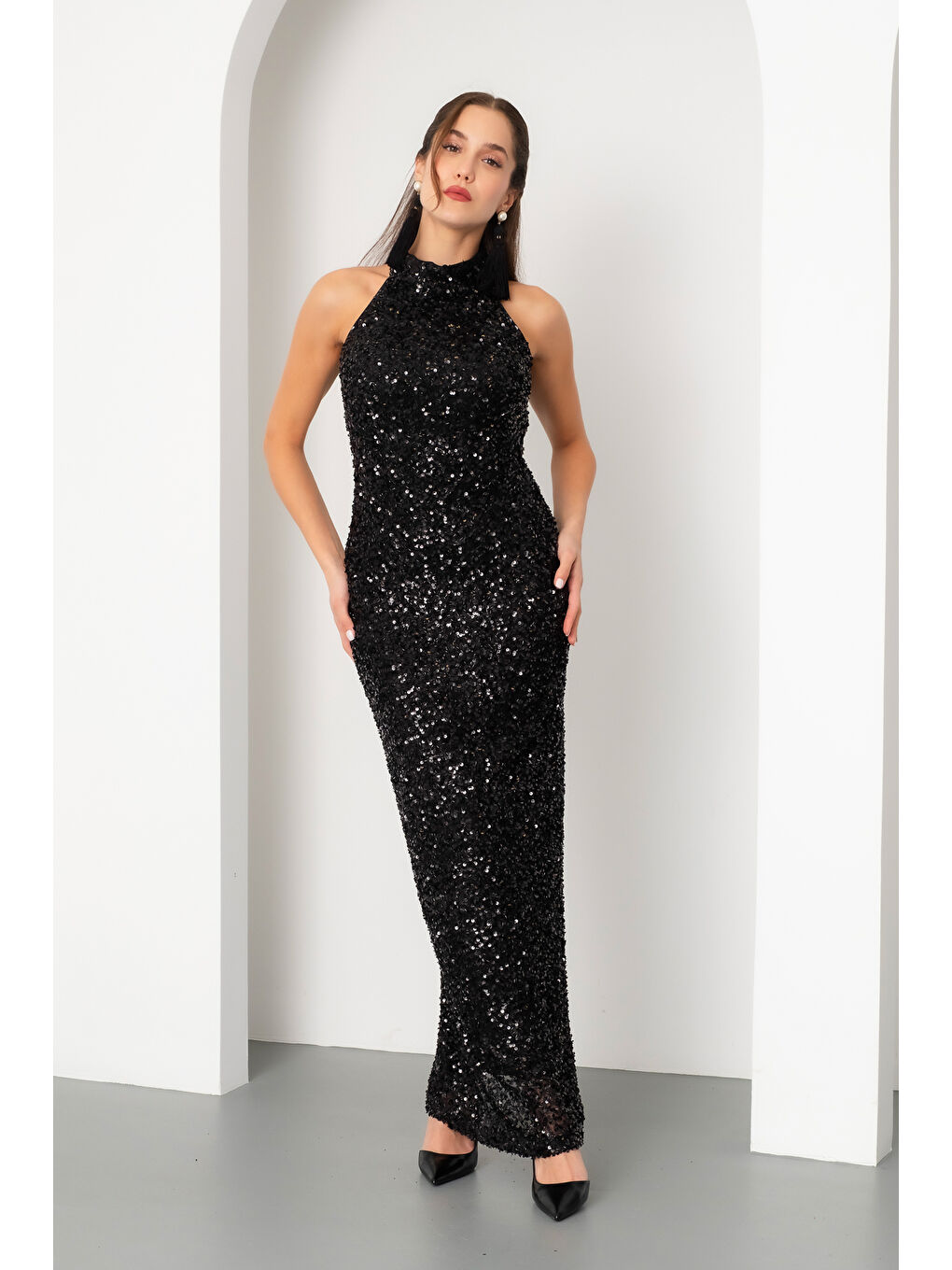 Kadın Siyah Halter Yaka Pul Payet Uzun Abiye Elbise-1
