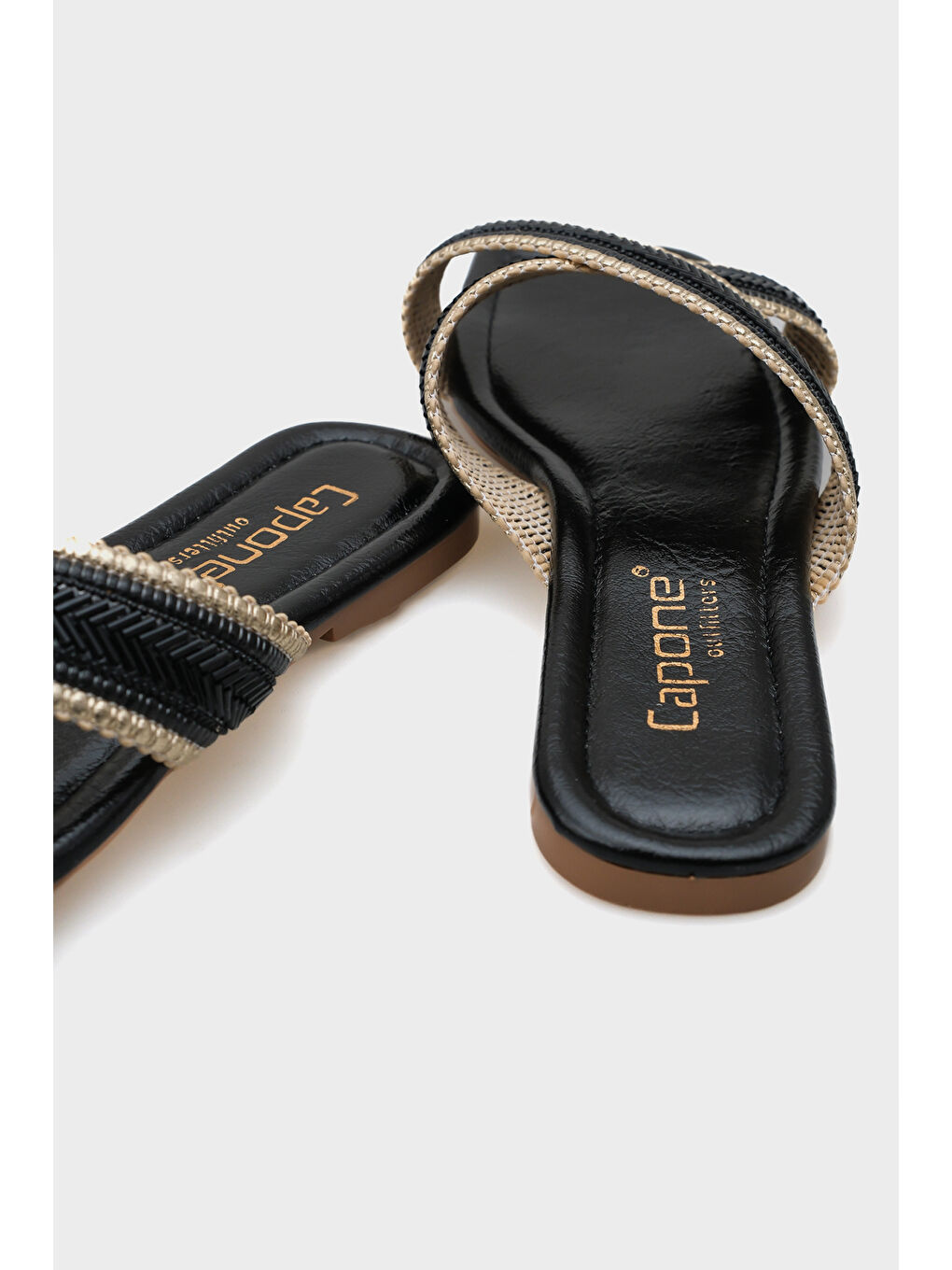 Siyah Ketty Düz Topuklu Parlak Küt Burunlu Çapraz Bantlı Kadın Terlik-3