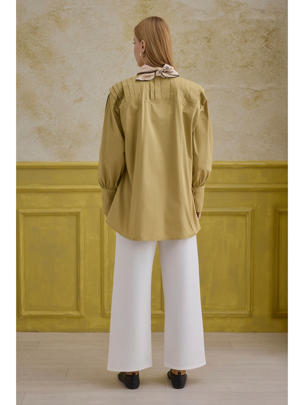 Kahverengi %100 Pamuk Arkası Pileli Gömlek Bal Köpüğü-3