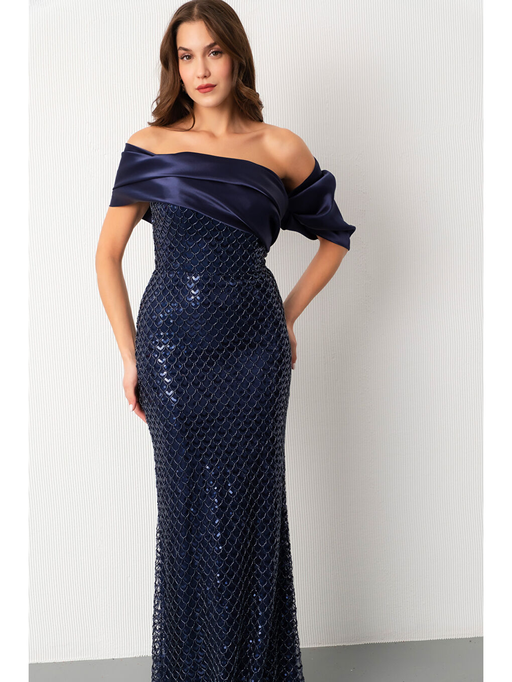 Kadın Lacivert Yaka Detay Boncuklu Uzun Abiye Elbise-1