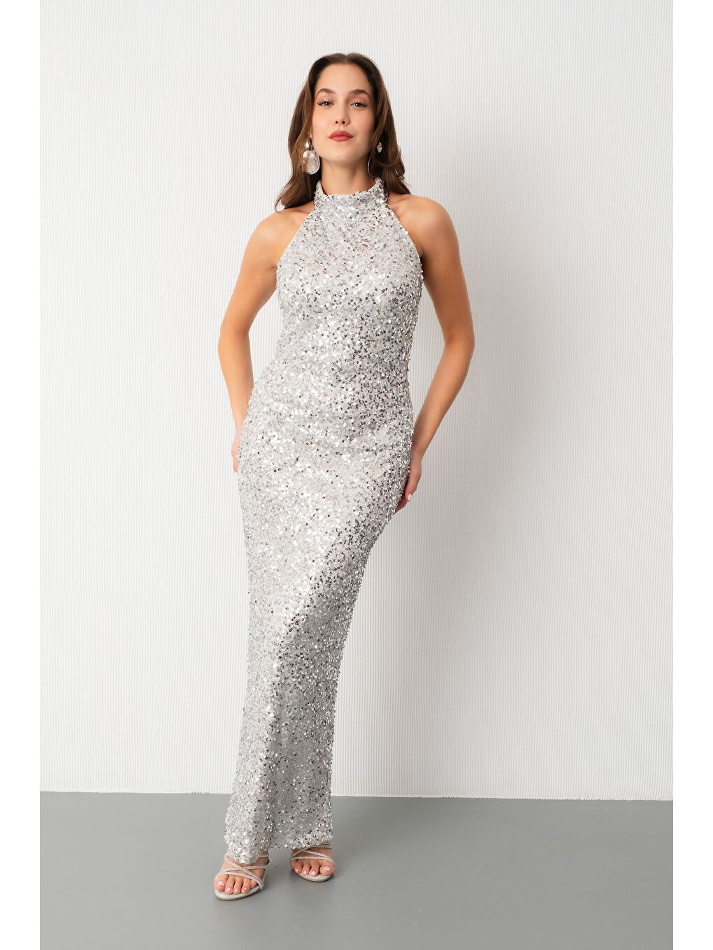 Gri Kadın Gümüş Halter Yaka Pul Payet Uzun Abiye Elbise-1