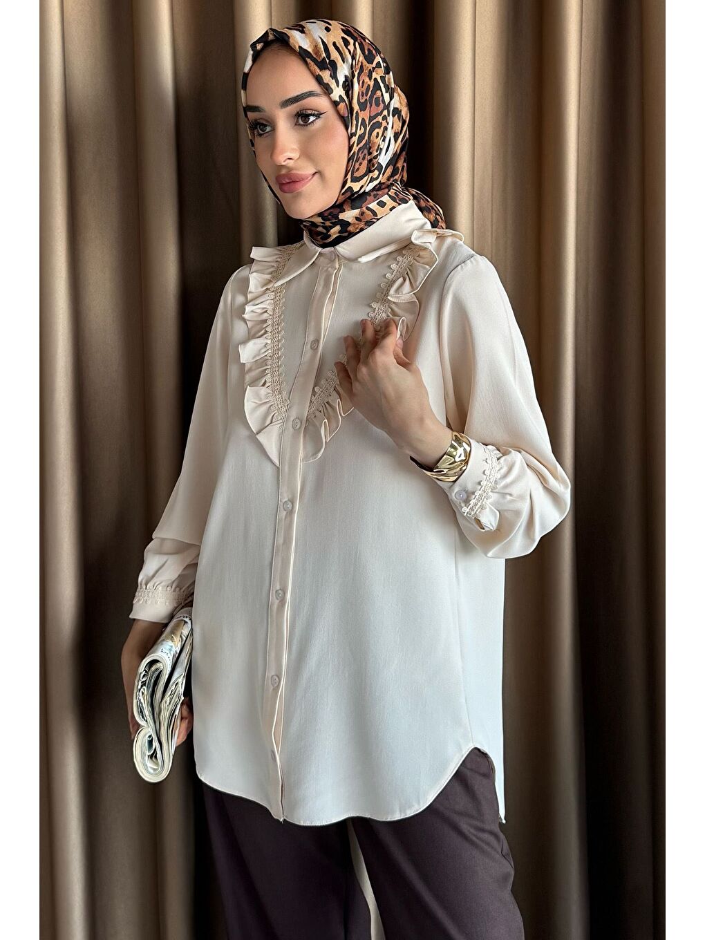 Bej Güpür Detaylı Fırfırlı Tesettür Gömlek-1