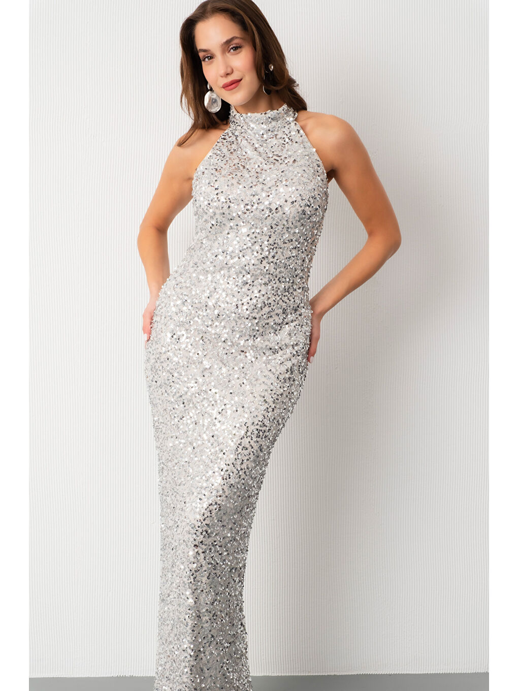 Gri Kadın Gümüş Halter Yaka Pul Payet Uzun Abiye Elbise-2