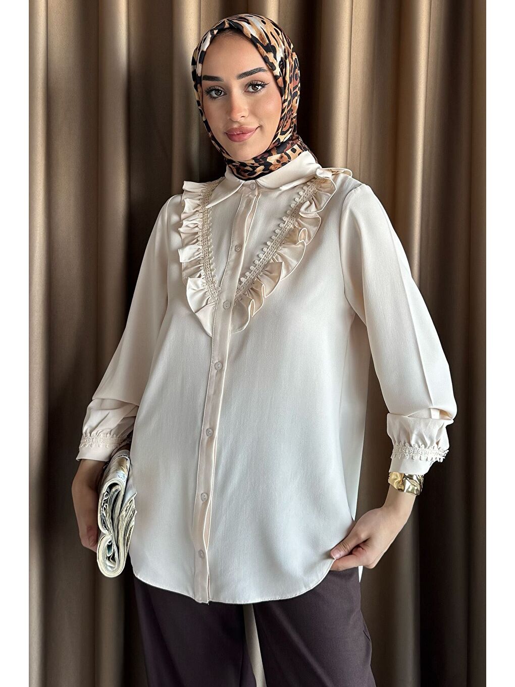 Bej Güpür Detaylı Fırfırlı Tesettür Gömlek-3
