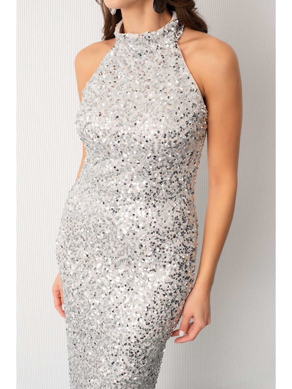 Gri Kadın Gümüş Halter Yaka Pul Payet Uzun Abiye Elbise-3