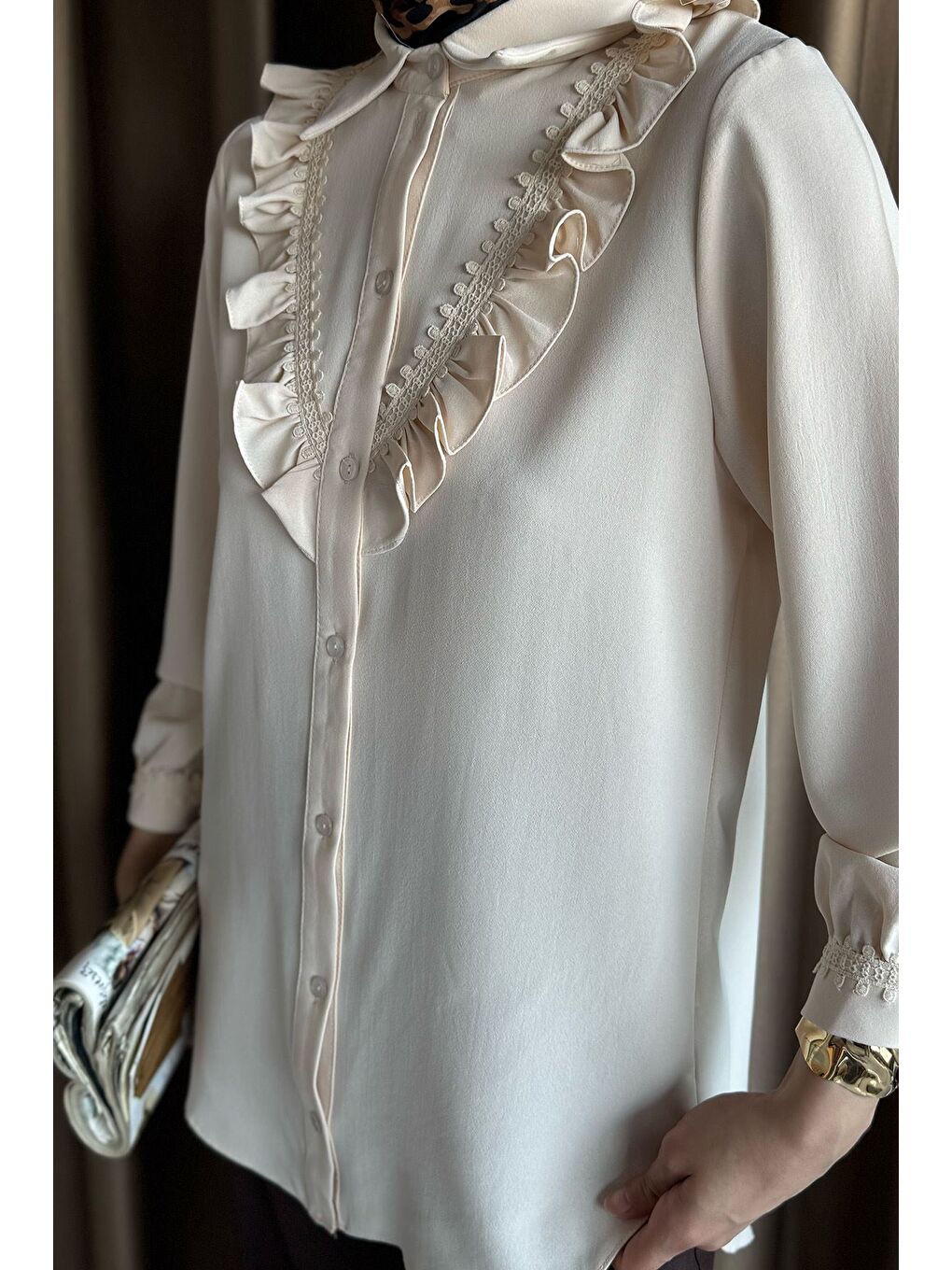 Bej Güpür Detaylı Fırfırlı Tesettür Gömlek-4