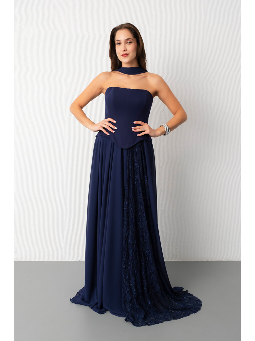Kadın Lacivert Straplez Yaka Piliseli Dantel Detay Uzun Abiye Elbise-1