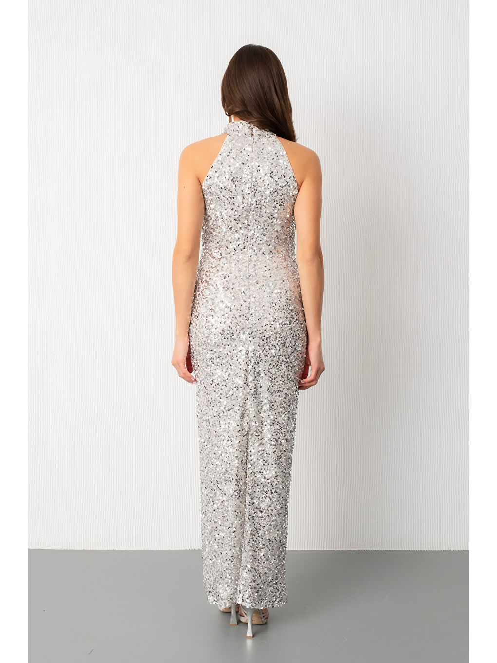 Gri Kadın Gümüş Halter Yaka Pul Payet Uzun Abiye Elbise-5