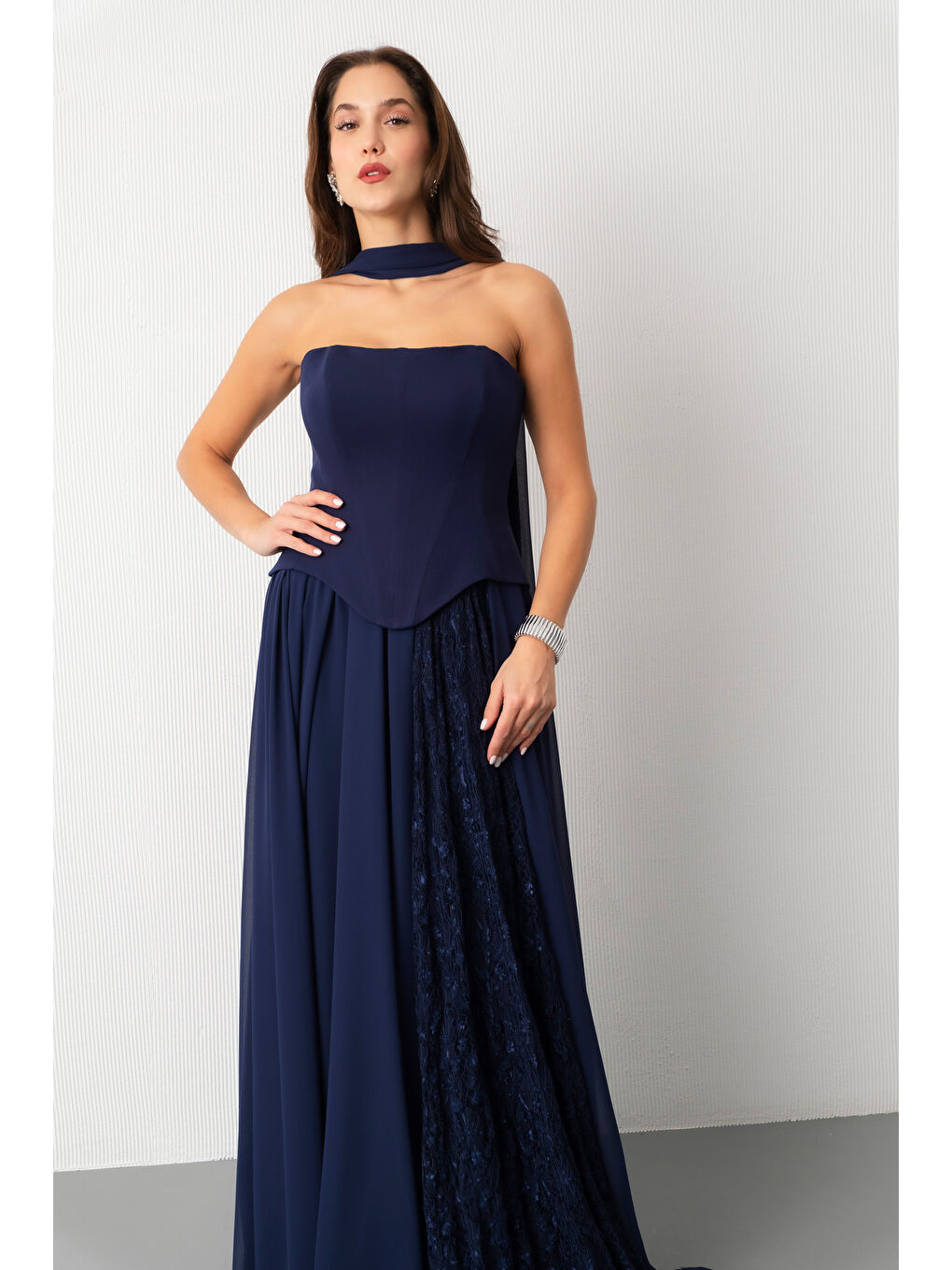 Kadın Lacivert Straplez Yaka Piliseli Dantel Detay Uzun Abiye Elbise-2