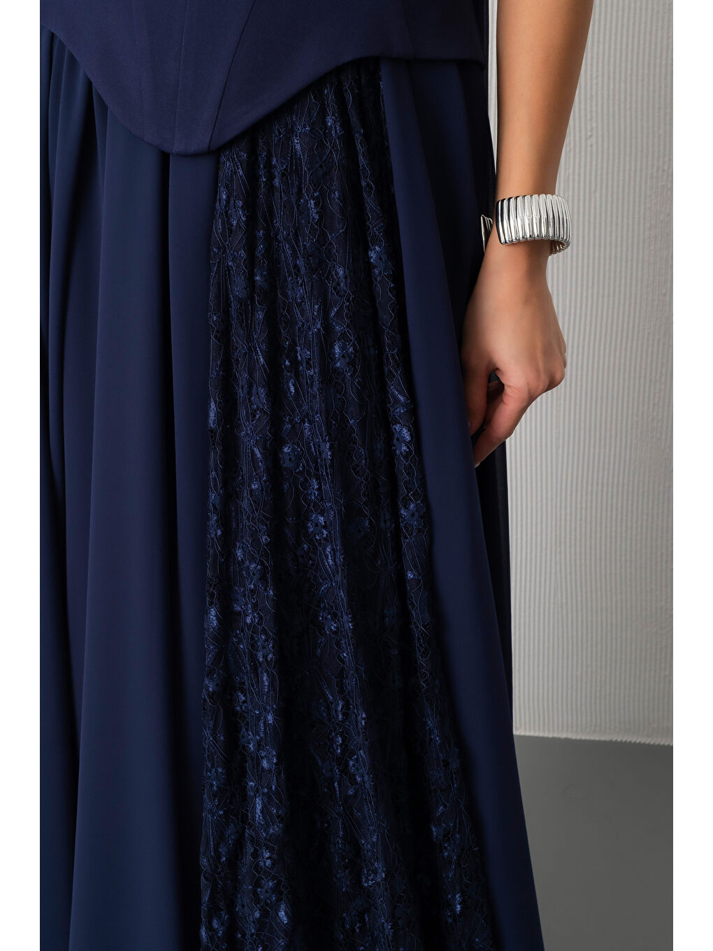 Kadın Lacivert Straplez Yaka Piliseli Dantel Detay Uzun Abiye Elbise-3