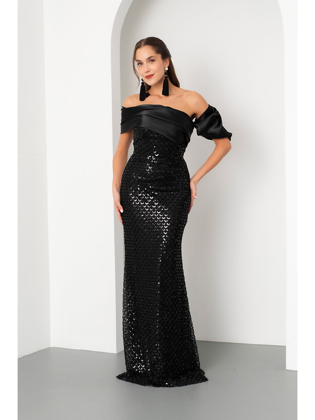 Kadın Siyah Yaka Detay Boncuklu Uzun Abiye Elbise-1