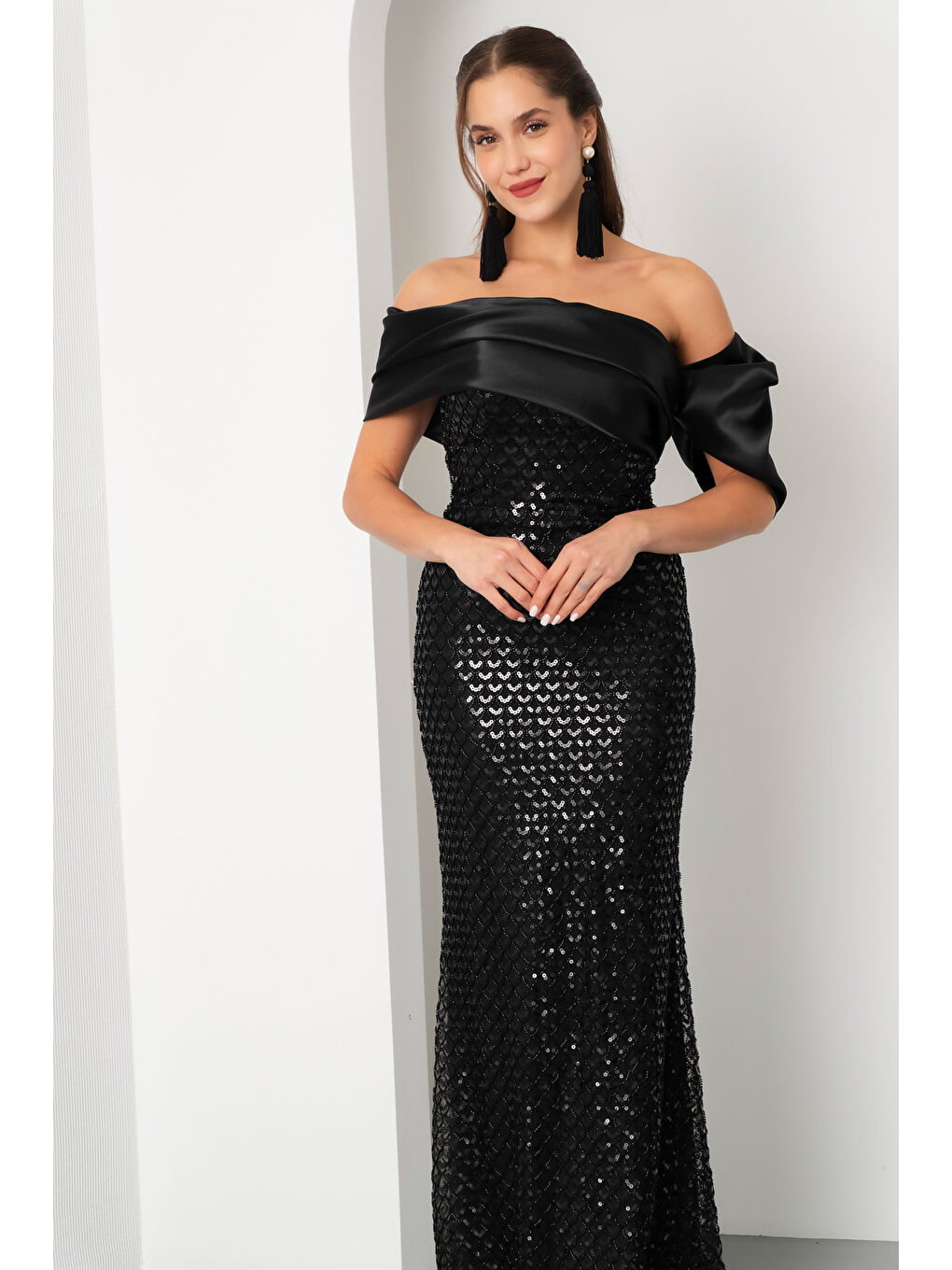 Kadın Siyah Yaka Detay Boncuklu Uzun Abiye Elbise-2