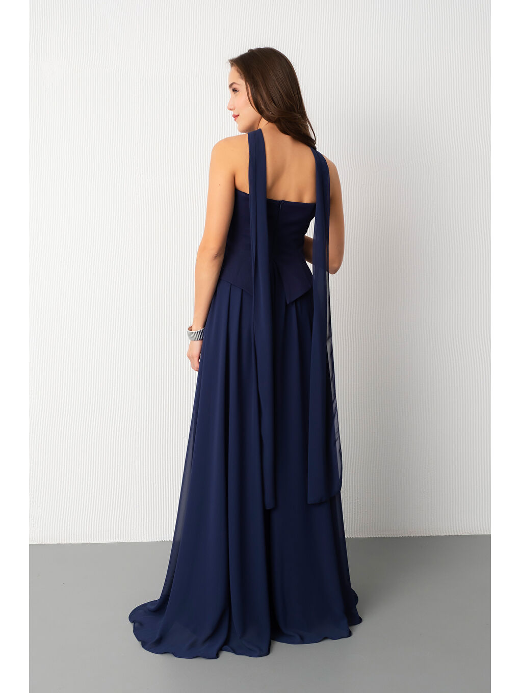 Kadın Lacivert Straplez Yaka Piliseli Dantel Detay Uzun Abiye Elbise-5