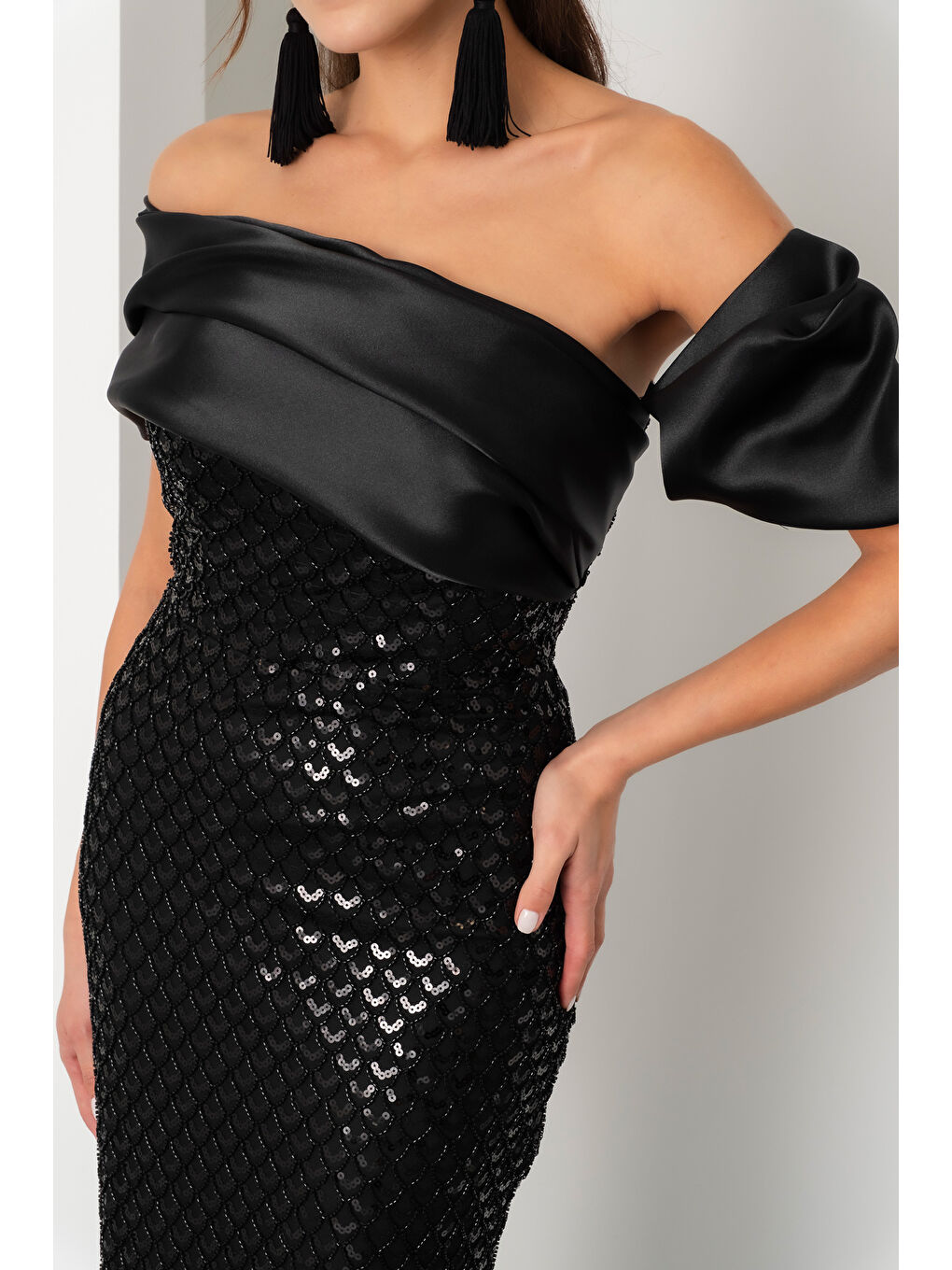 Kadın Siyah Yaka Detay Boncuklu Uzun Abiye Elbise-3