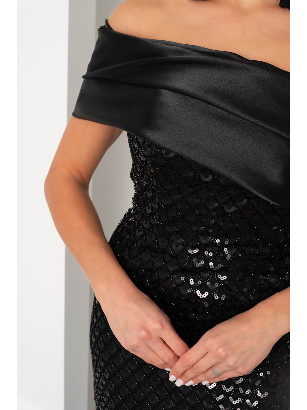 Kadın Siyah Yaka Detay Boncuklu Uzun Abiye Elbise-4