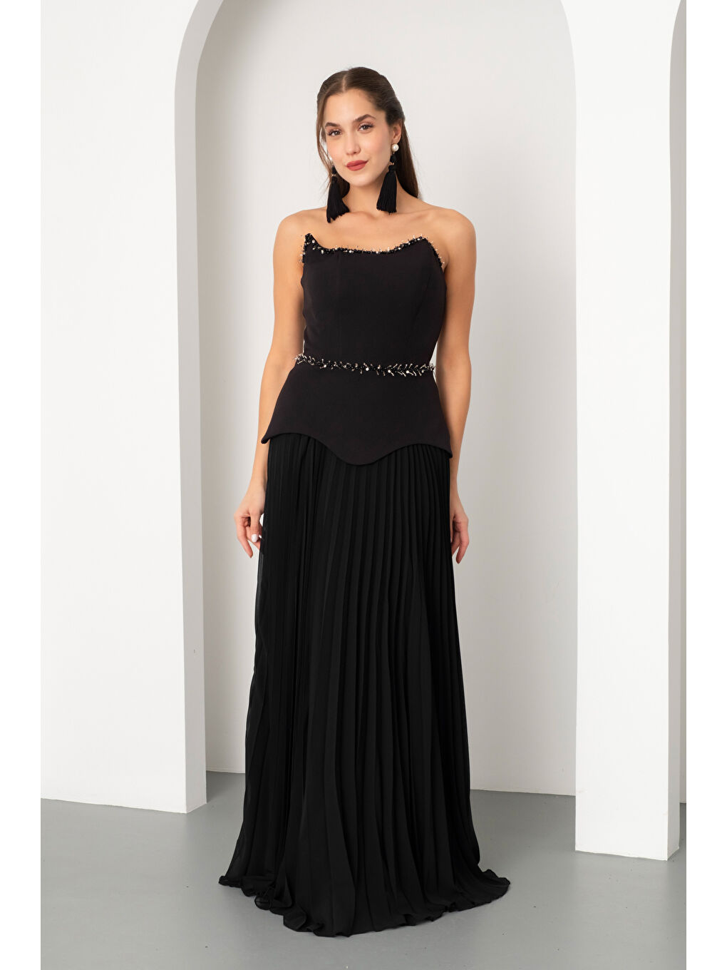 Kadın Siyah Straplez Yaka Taşlı Piliseli Uzun Abiye Elbise