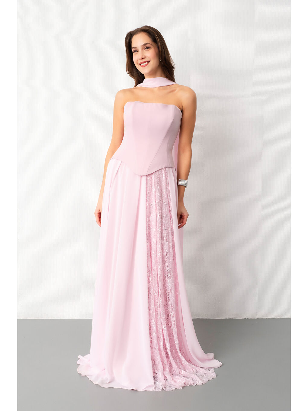 Pembe Kadın Pudra Straplez Yaka Piliseli Dantel Detay Uzun Abiye Elbise-1
