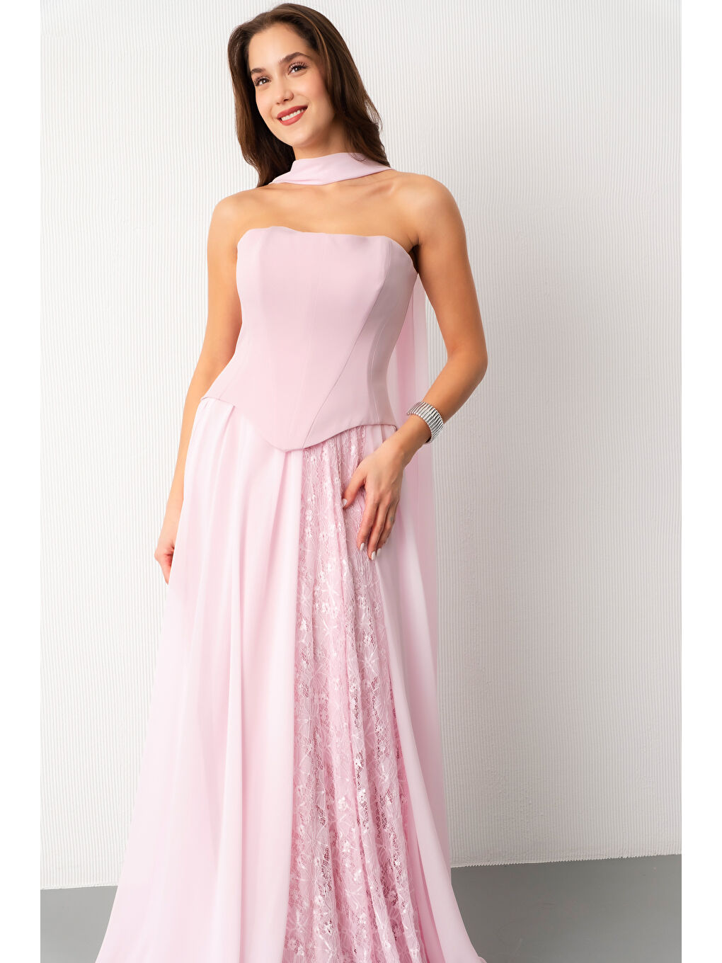 Pembe Kadın Pudra Straplez Yaka Piliseli Dantel Detay Uzun Abiye Elbise-2