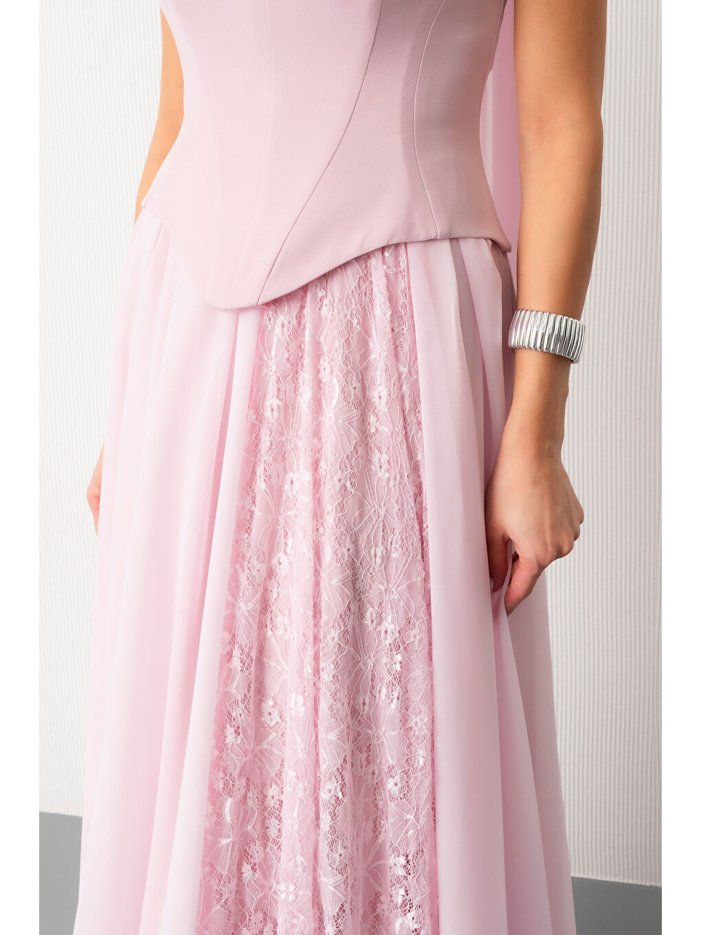 Pembe Kadın Pudra Straplez Yaka Piliseli Dantel Detay Uzun Abiye Elbise-3