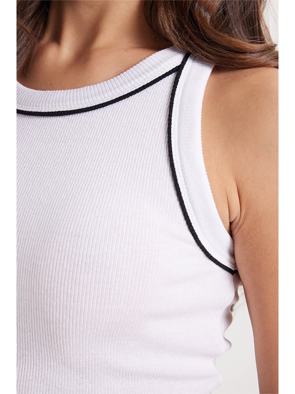 Kadın Slim Fit Dar Kesim Pamuklu Askılı Bisiklet Yaka Biyeli Beyaz Crop Atlet-5