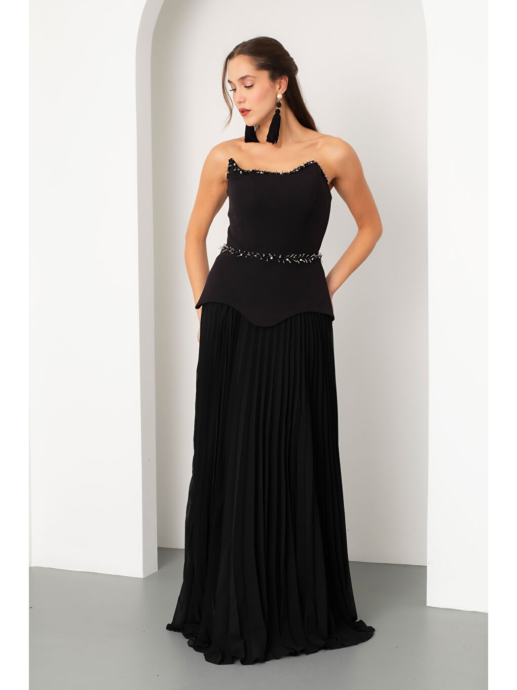 Kadın Siyah Straplez Yaka Taşlı Piliseli Uzun Abiye Elbise-1